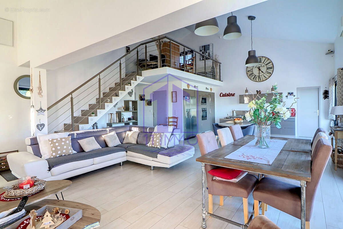 Séjour Cuisine mezzanine - Maison à MARCORIGNAN