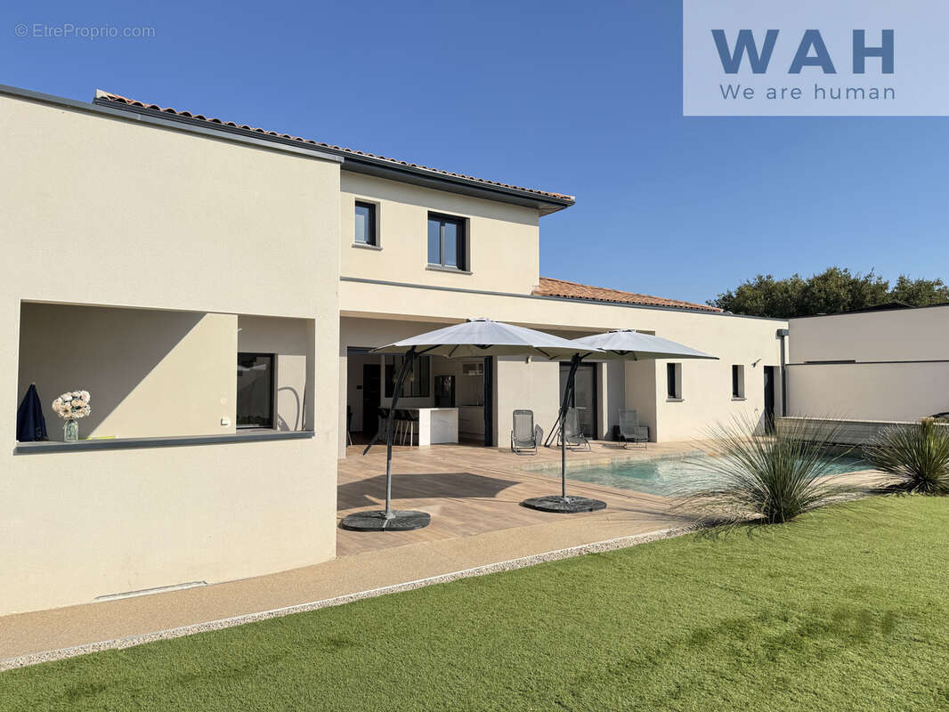 Villa contemporaine récente avec piscine, 5 chambres et jardin paysagé. - photo 7