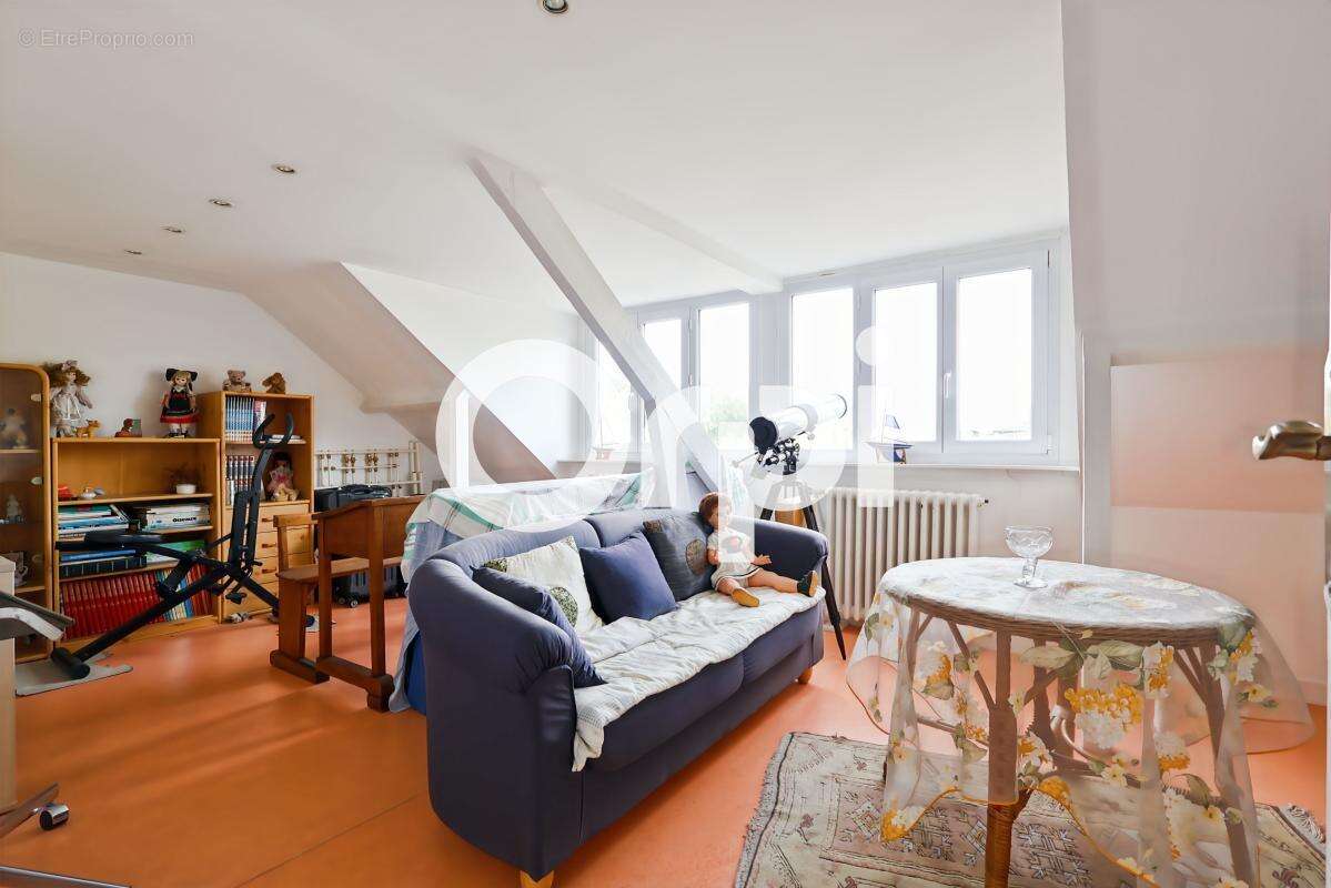 Maison 5 chambre(s), garage, buanderie, cuisine d'été, véranda, cave, jardin et terrasse exposés sud-ouest à ROSENDAËL (59240) - photo 13