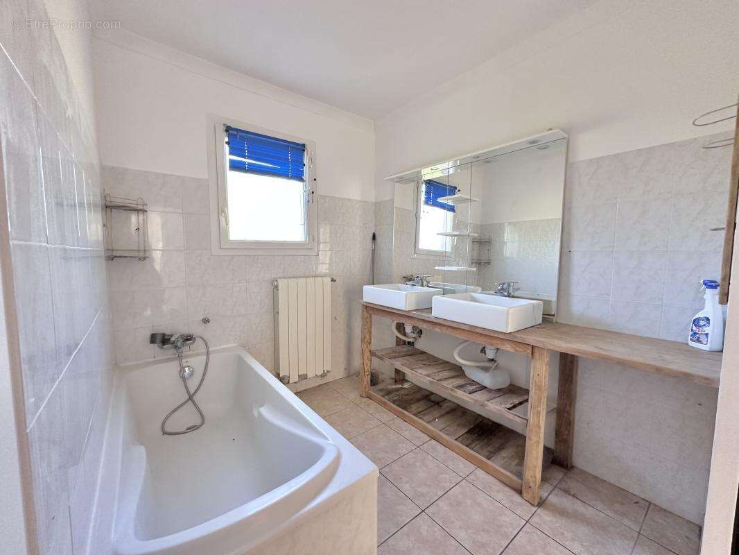 Maison à SAINT-JULIEN-LES-ROSIERS