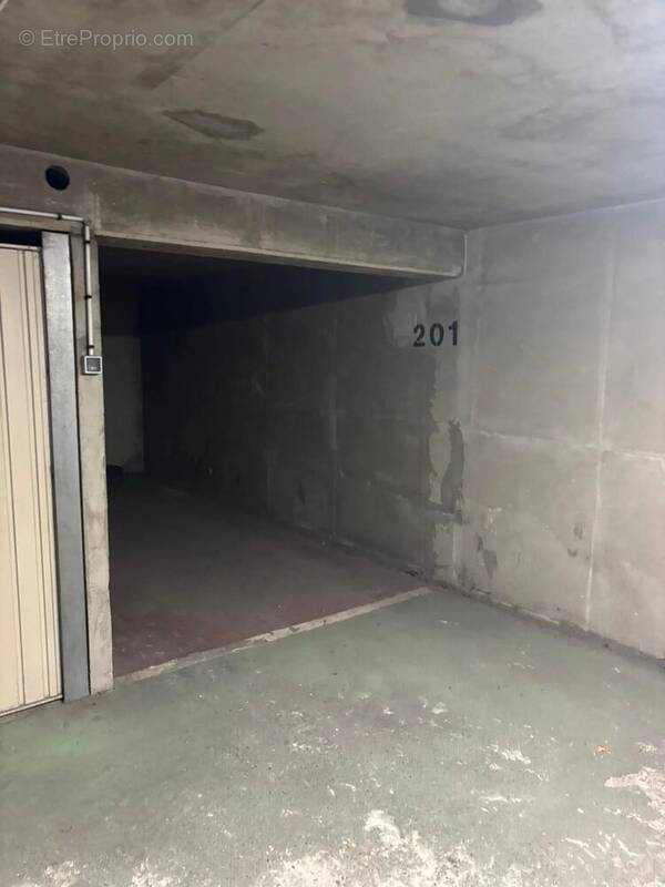 Parking à PARIS-11E