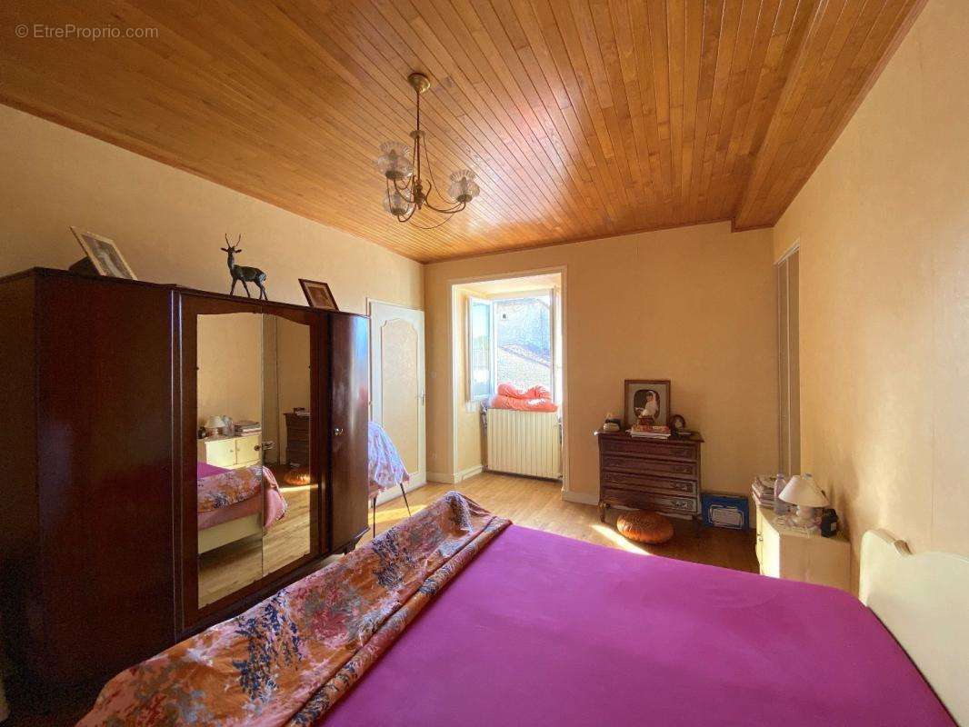 Maison à VILLEBOIS-LAVALETTE