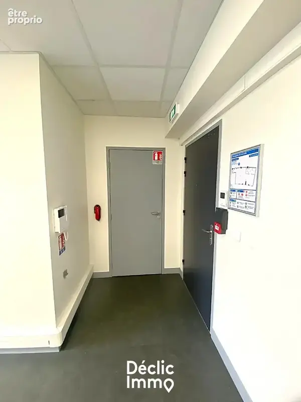 Bureaux haut de gamme 71 m² + cave - hyper centre La Roche-sur-Yon  Parkings privés + ascenseur - photo 5