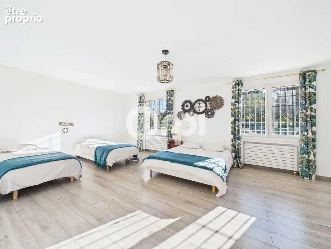 Villa 251 m² - 5 chambres - rénovée - au calme - photo 12