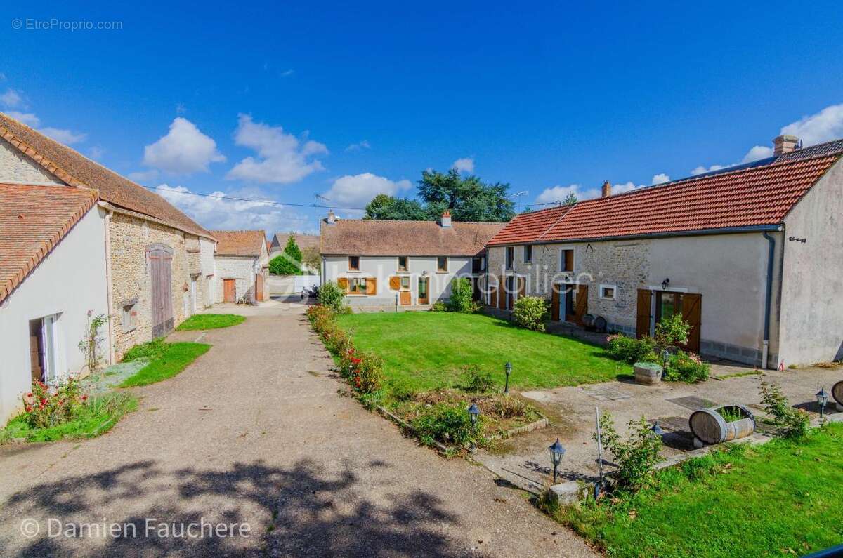 Incroyable POTENTIEL ! Splendide DOMAINE, ensemble immobilier au sein d’un ancien corps de ferme rénové, 340 m² habitables sur p - photo 2