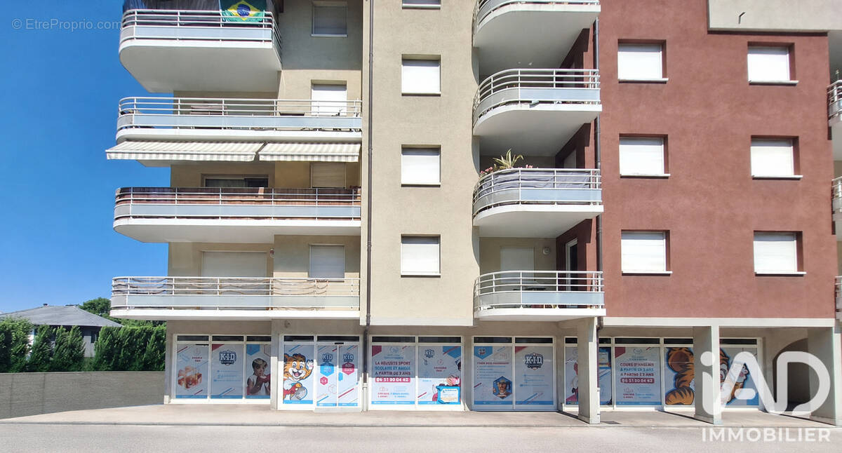 Photo 1 - Commerce à ETREMBIERES