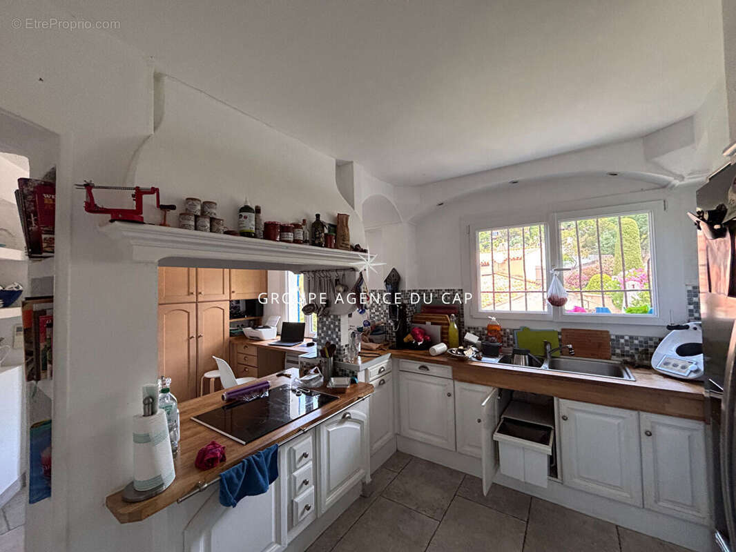 A vendre villa 6 chambres avec studio et 3 pieces independants vue mer exposition sud-ouest piscine garage parikings les issambr - photo 8