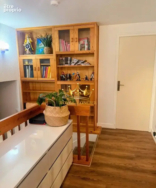 Palier avec bibliothéque 