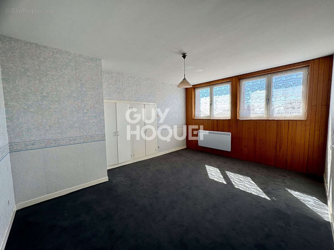 À vendre au CREUSOT (71200), maison 6 pièces d'environ 134 m². - photo 3