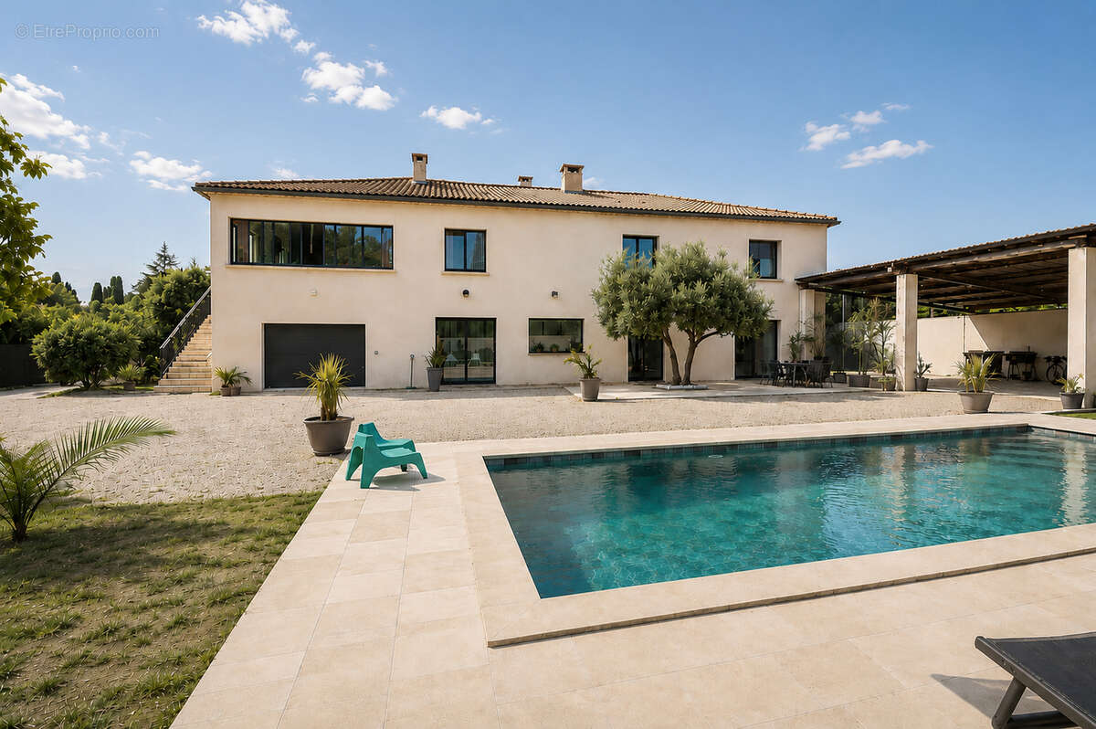 EXCLUSIVITÉ - Maison de 240m² entièrement rénovée avec piscine, véranda et 5 suites - photo 2