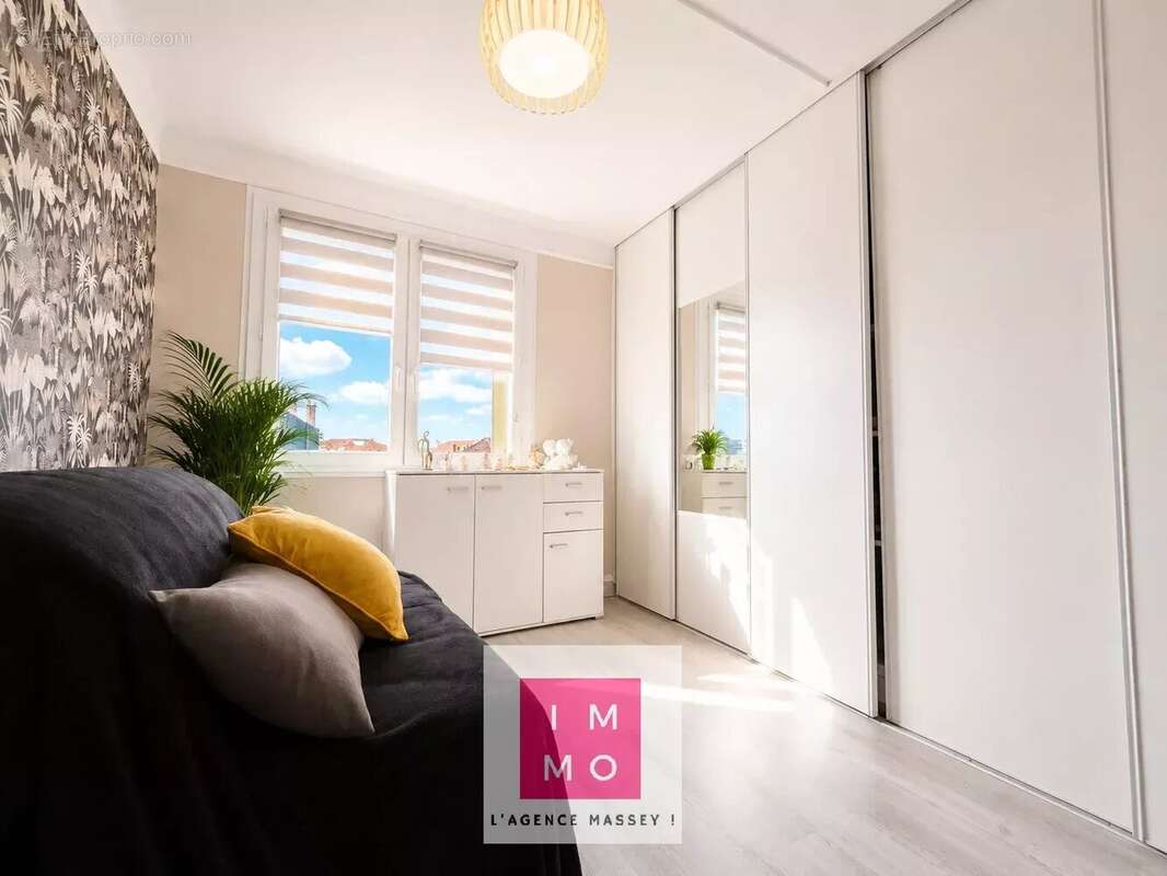 T3 lumineux de 56 m² – Balcon, grand garage, cave et parking – Secteur Jardin Massey - photo 13