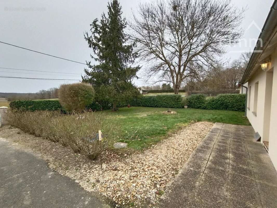 Maison à LA CHAPELLE-MONTMARTIN