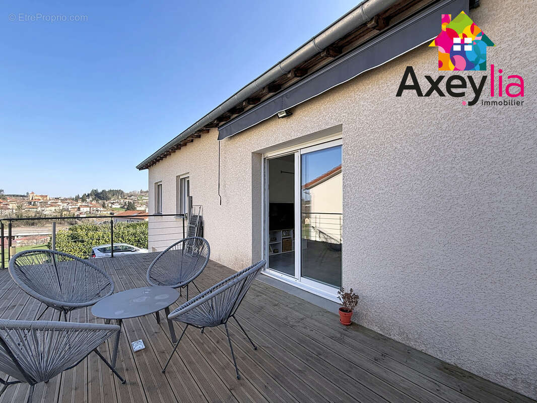 A vendre - belmont-de-la-loire - maison de 2014 avec grand garage, terrasses et terrain - photo 4