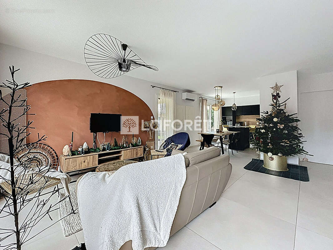 Maison à CHANOZ-CHATENAY