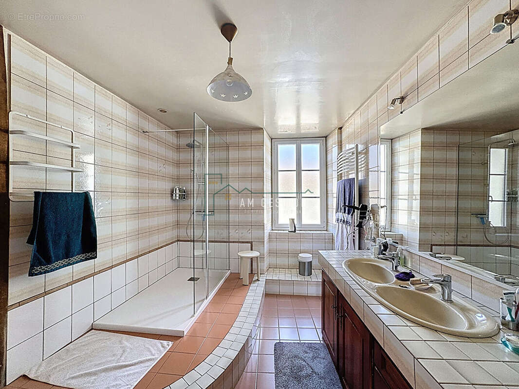 Maison à SAINT-LAURENT-SUR-GORRE