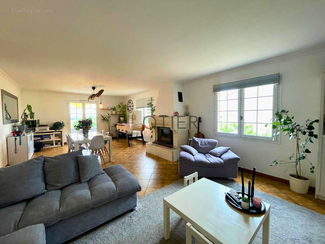 BELLEGARDE   Villa familiale avec vue dégagée, piscine, dépendance T2 et vaste garage - photo 2