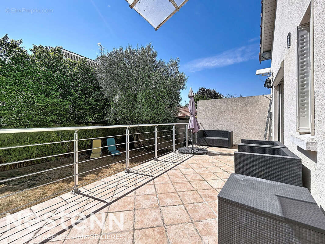 Charmante maison familiale de 85 m² avec sous-sol total et grand garage - photo 2