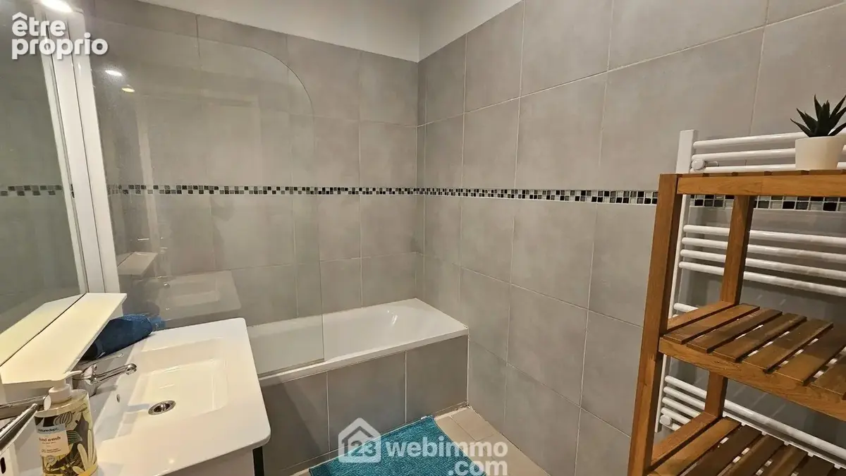 Une salle de bain de 4 m² toute carrelée.