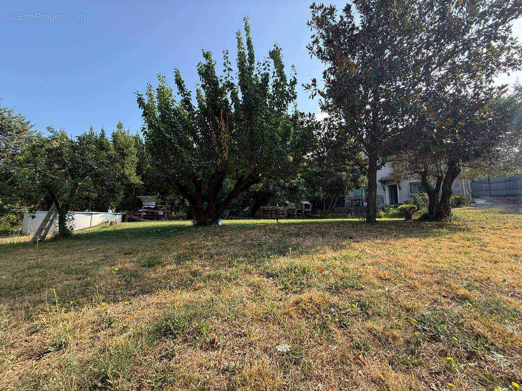 En EXCLUSIVITE Maison de 117m2, 3ch, Jardin de 1610m2 avec forage, carport et stockage. - photo 7