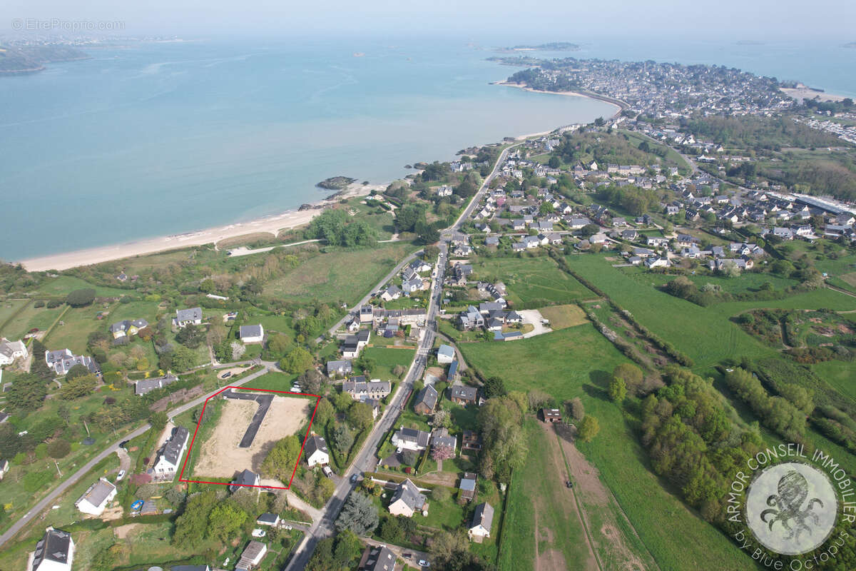 Terrain à SAINT-JACUT-DE-LA-MER