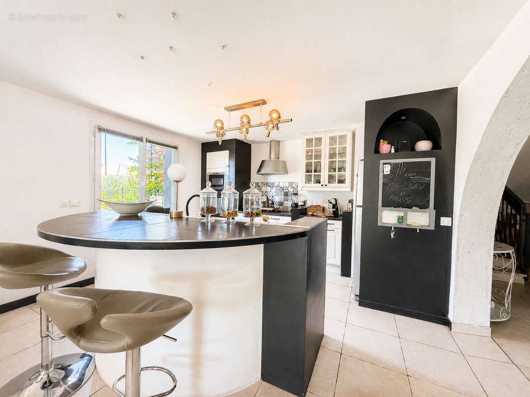 Villa traditionnelle 186 m2 habitables sur 962 m2 de terrain avec garage à Saint-Clair-Du-Rhône - photo 9