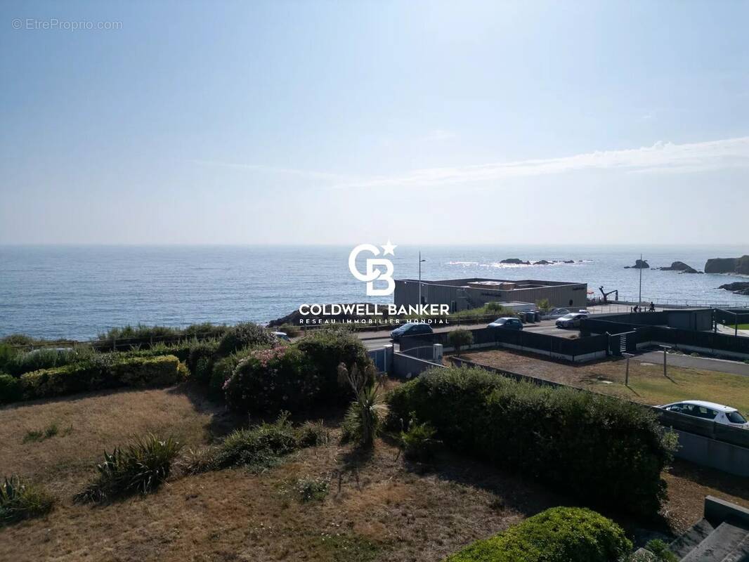 EXCLUSIVITÉ - Les Sables d'Olonne : Rare Terrain Face Mer de 2 300 m² avec Permis Purgé & Garages de 100 m² - photo 2