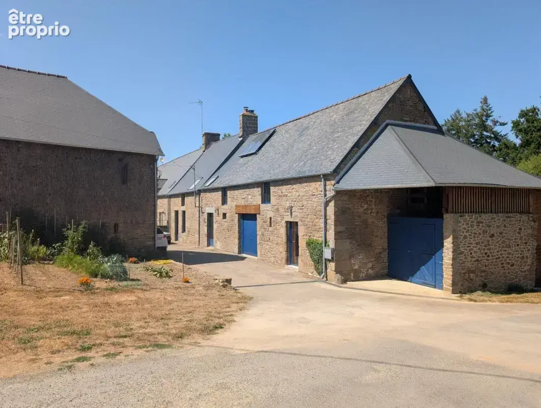 Mellé (35) : Longère de caractère rénovée (5 pièces) avec gîte indépendant, dépendances et potentiel d'aménagement - photo 3