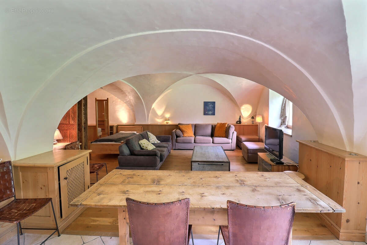 Appartement atypique avec fort potentiel - photo 2