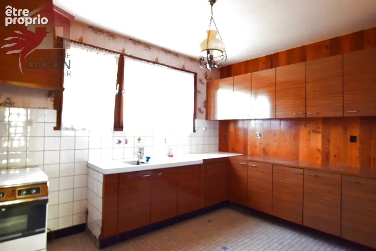 Avis aux amateurs de volumes et de projets de vie ! Située dans un secteur résidentiel recherché de Vieux-Char - photo 3