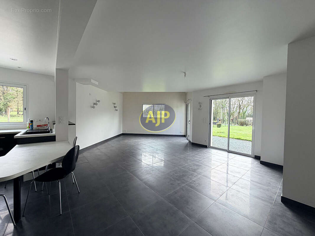 Maison à LA CHAPELLE-DE-BRAIN