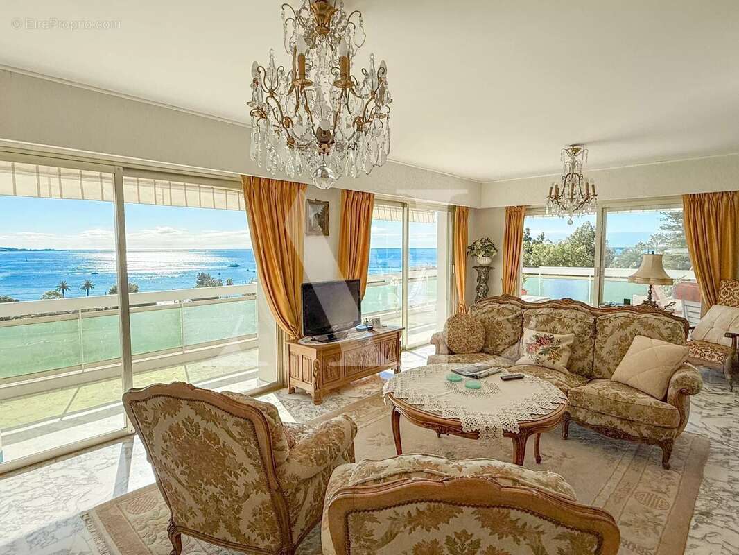 Appartement à VALLAURIS