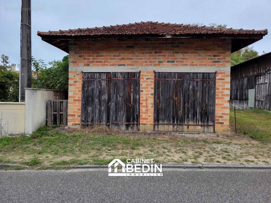 Parking à BELIN-BELIET