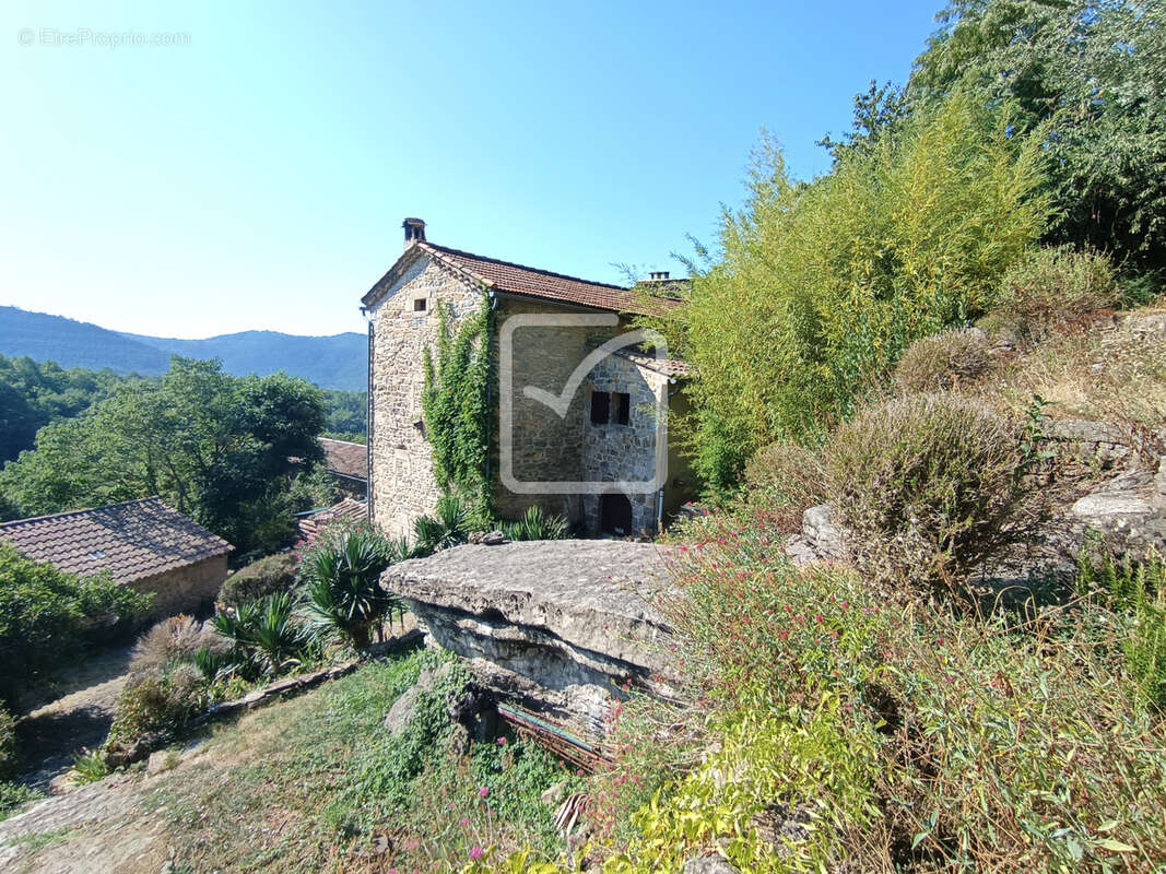 Maison ancienne de caractère au charme d'antan préservé sur terrain de 912 m2 - photo 3