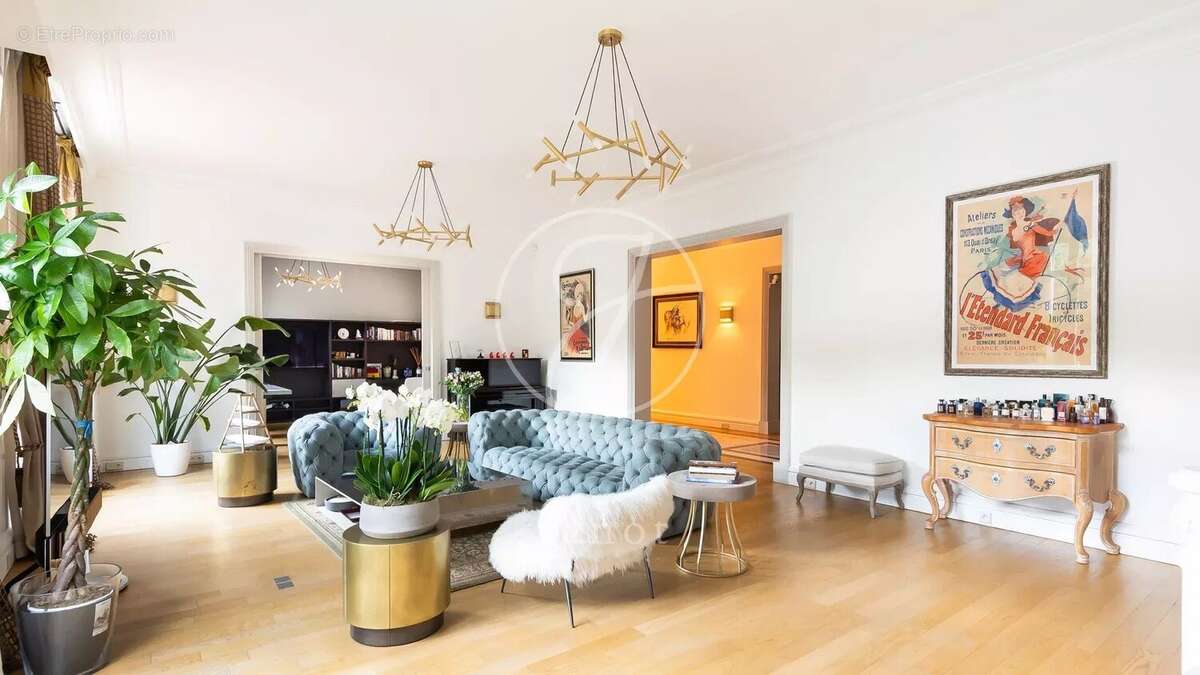 Appartement à PARIS-16E