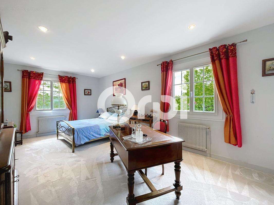 Maison à LA CHAPELLE-AUX-BROCS