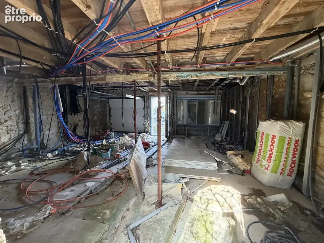 Maison en pierre à rénover entièrement   Fort potentiel - photo 2