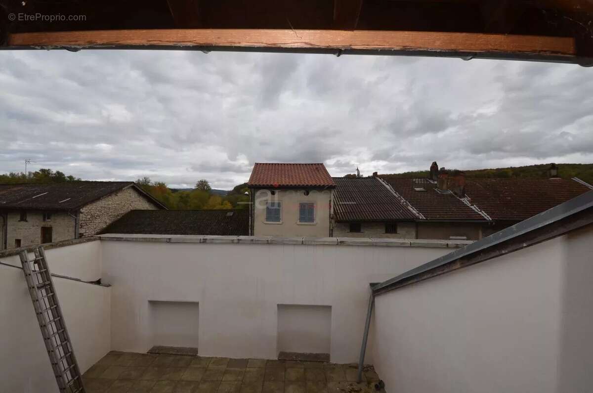 Appartement à NEUVILLE-SUR-AIN