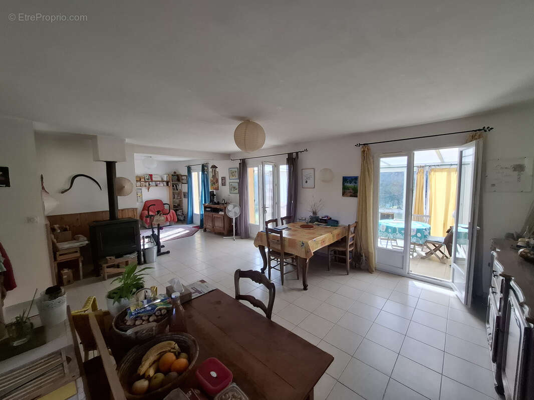 Maison à FONTVIEILLE