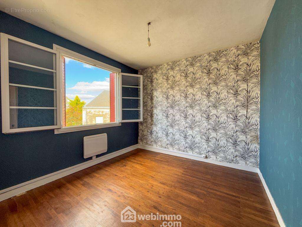 A l'étage, 2 chambres ( 11 et 10 m²) sur parquet massif - Maison à LA CHATAIGNERAIE