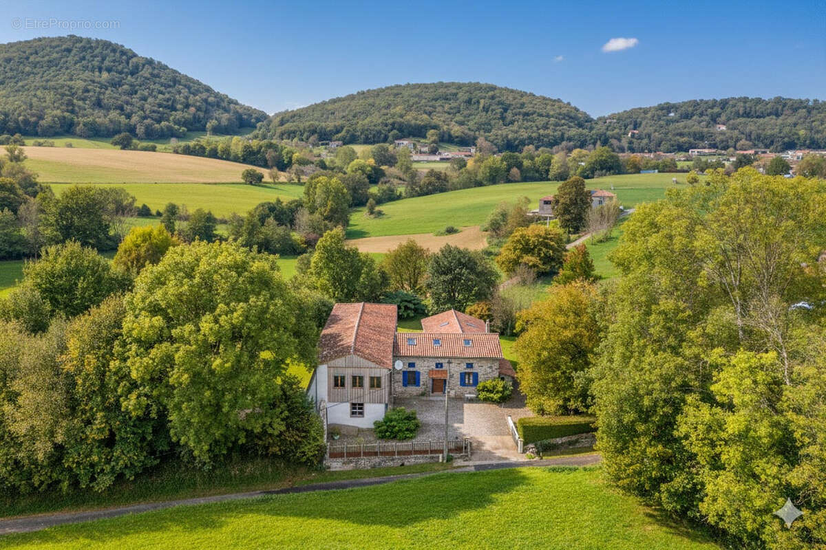 Ferme en pierre avec grange et vue sur les montagnes - photo 3