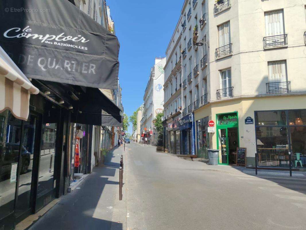 Paris 17e – Rue Truffaut / Batignolles – 2 pièces au calme, rénové, meublé et prêt à vivre - photo 17