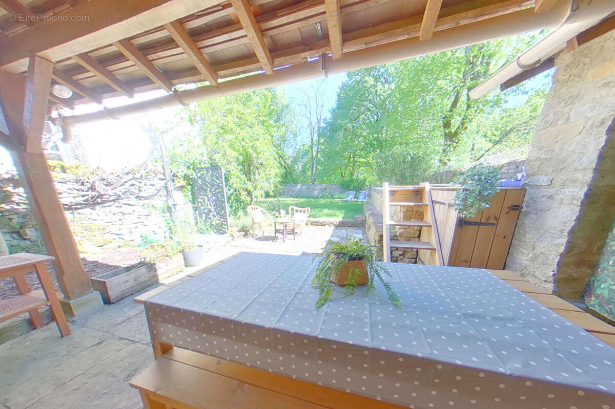 Maison à LACAPELLE-LIVRON