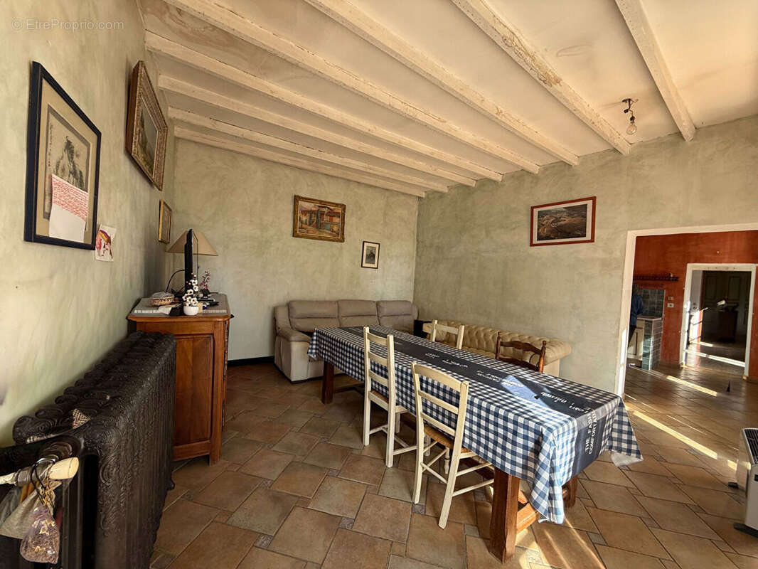 Maison à MENERBES