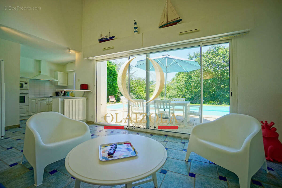 BASSUSSARRY - Maison avec piscine et accès golf dans environnement calme. - photo 5