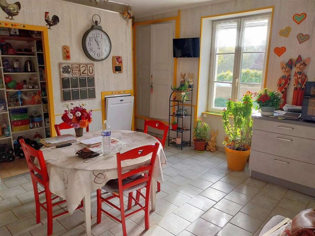 Maison à SAINT-HILAIRE-SUR-BENAIZE