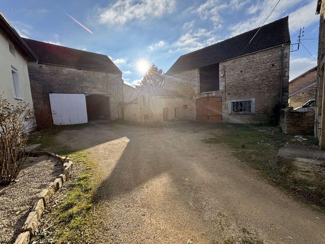Maison à MONTLIOT-ET-COURCELLES