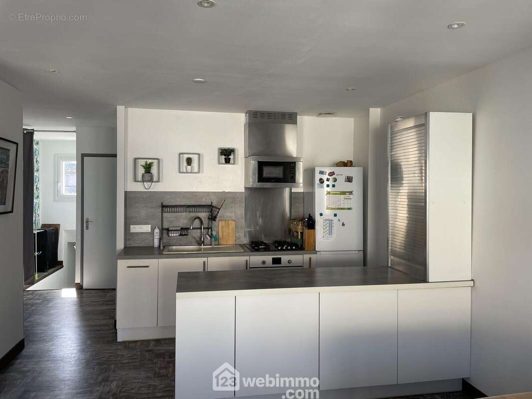 Cuisine équipée donnant sur le salon. - Appartement à JARD-SUR-MER