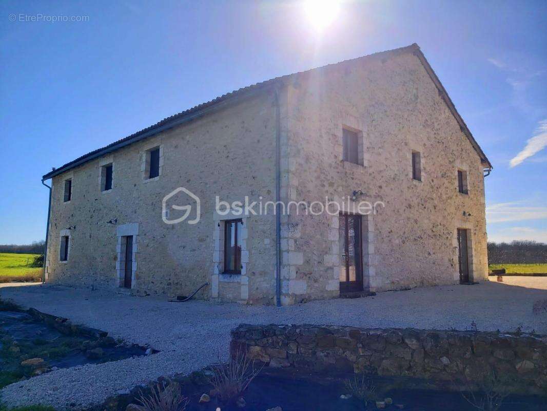 Maison à LUSSAS-ET-NONTRONNEAU