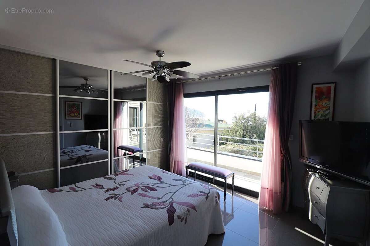 Maison à SAINT-CYR-SUR-MER