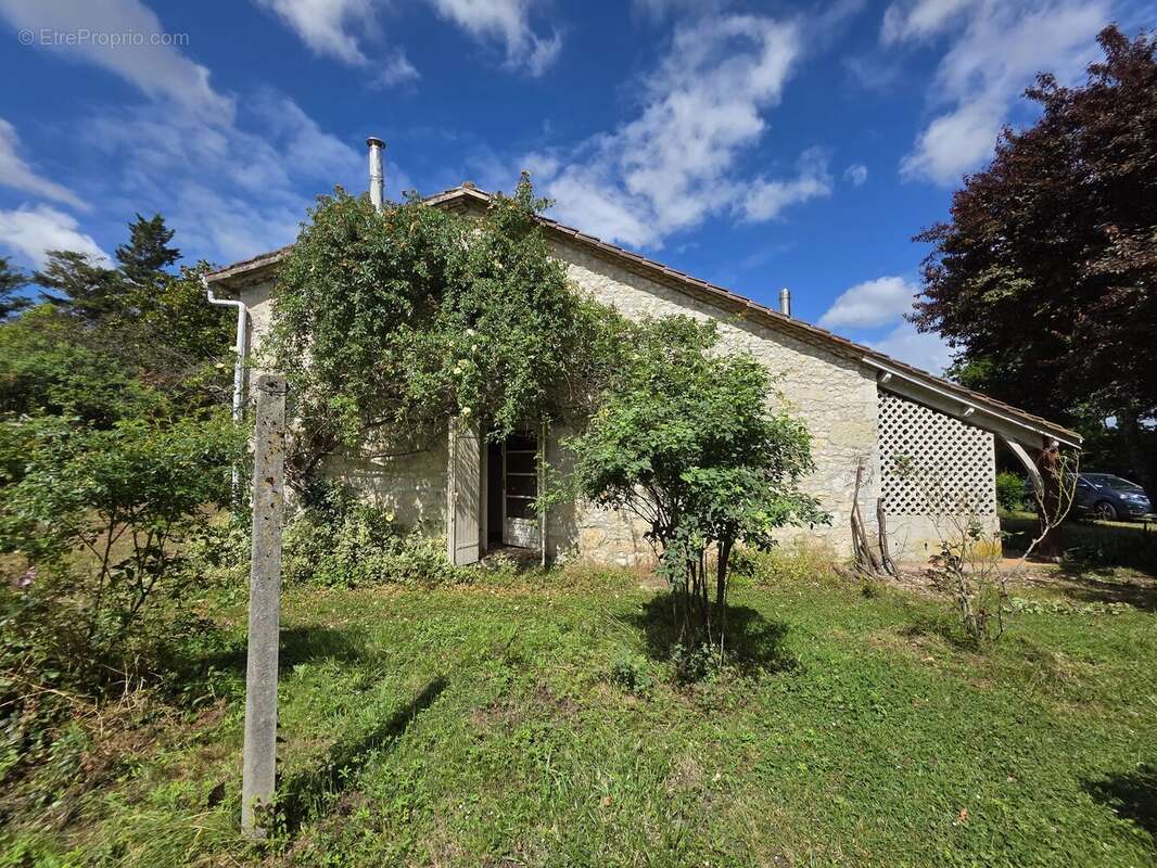 Charmante ferme en pierre offrant de beaux volumes et un excellent potentiel. - photo 17